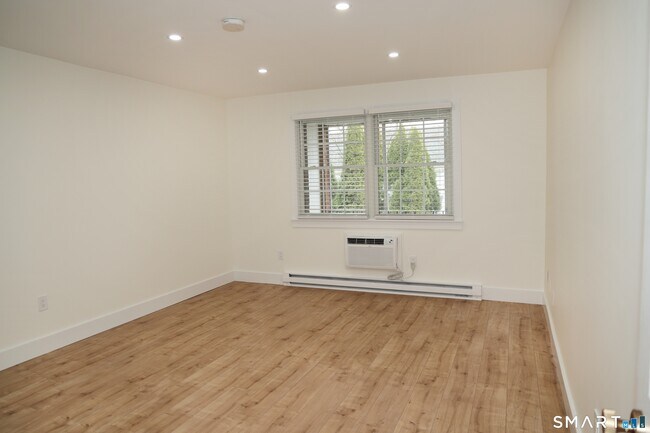 Building Photo - 185 Melba St