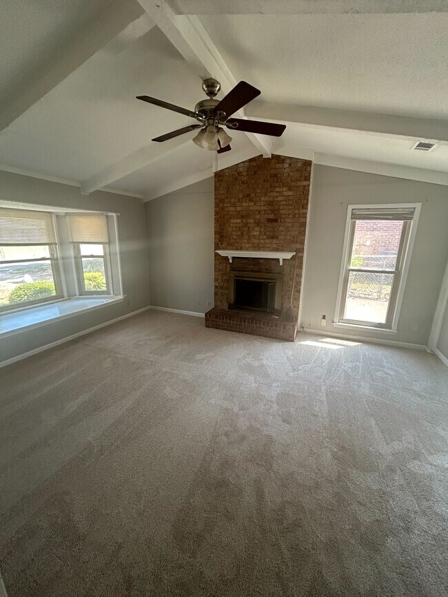 Building Photo - 713 Amity Ln