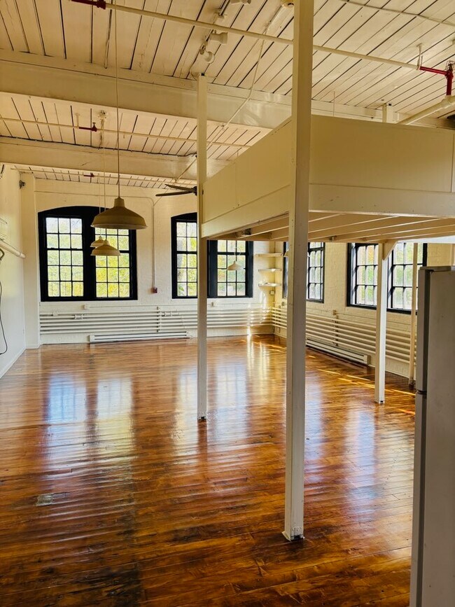 Building Photo - 595 Mineral Spring Ave