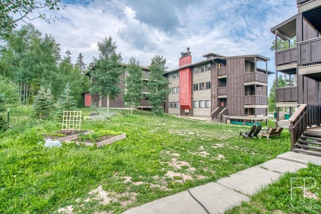 Building Photo - Top Floor and Updated Home with Great View...