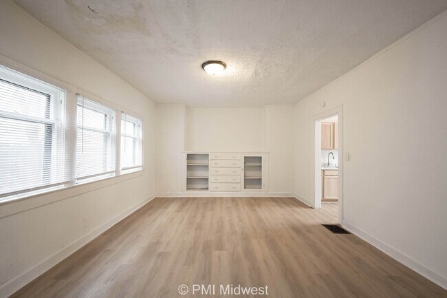 Building Photo - 1331 W 34th St