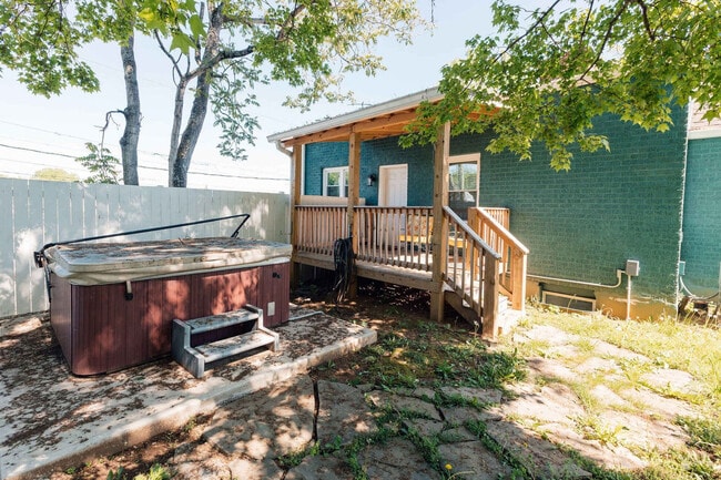 Building Photo - 145 Midway St