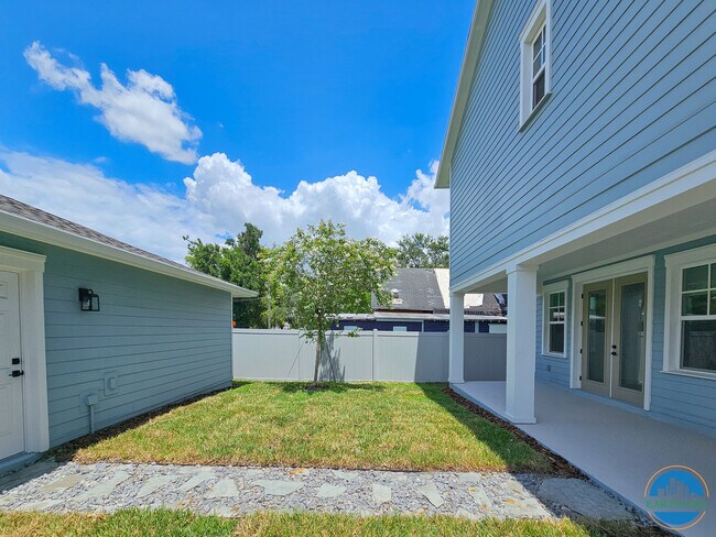 Building Photo - 408 E Oak Ave