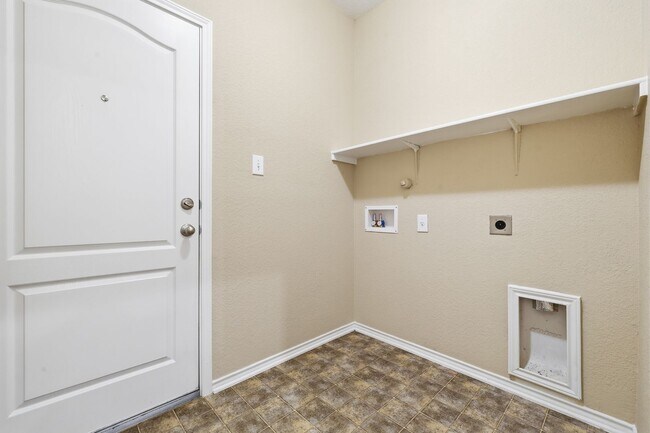 Building Photo - Updated Home with Office and Open Layout