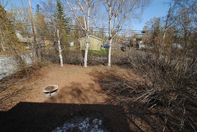 Building Photo - Spacious & centrally located 4 bed / 3 bath house FOR RENT