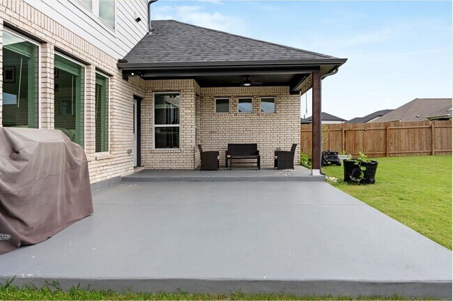 Building Photo - 300 Hollister Dr