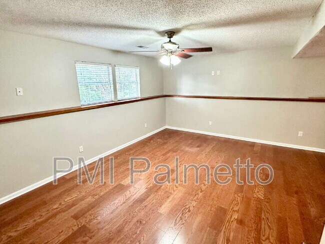 Building Photo - 844 Bentley Dr