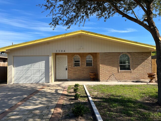 Building Photo - Beautiful 3bed/1.5 bath home in Edinburg!