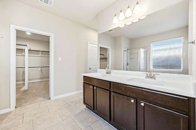 Building Photo - Spacious 4 bed 2.5 bath home available for rent