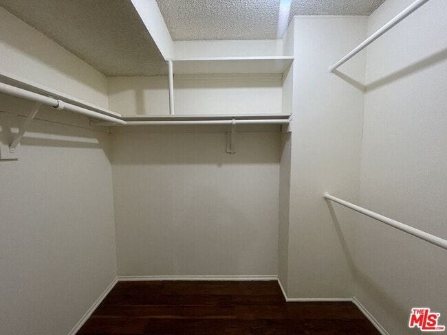 Building Photo - 5330 Zelzah Ave