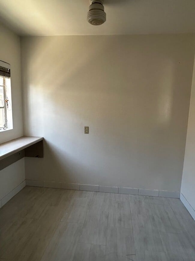Building Photo - Private 1 Bed, 1 Bath Unit