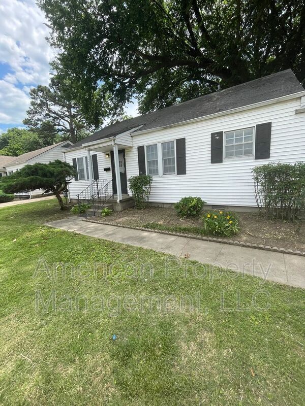 Building Photo - P2-1Q- 2808 E. 1st Pl.