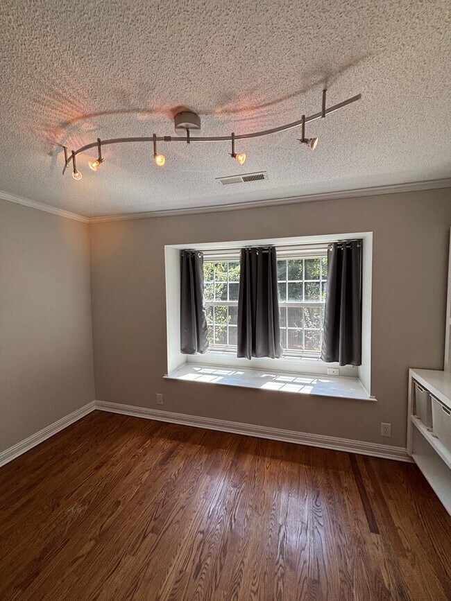 Building Photo - Rent Special! Half Month FREE!