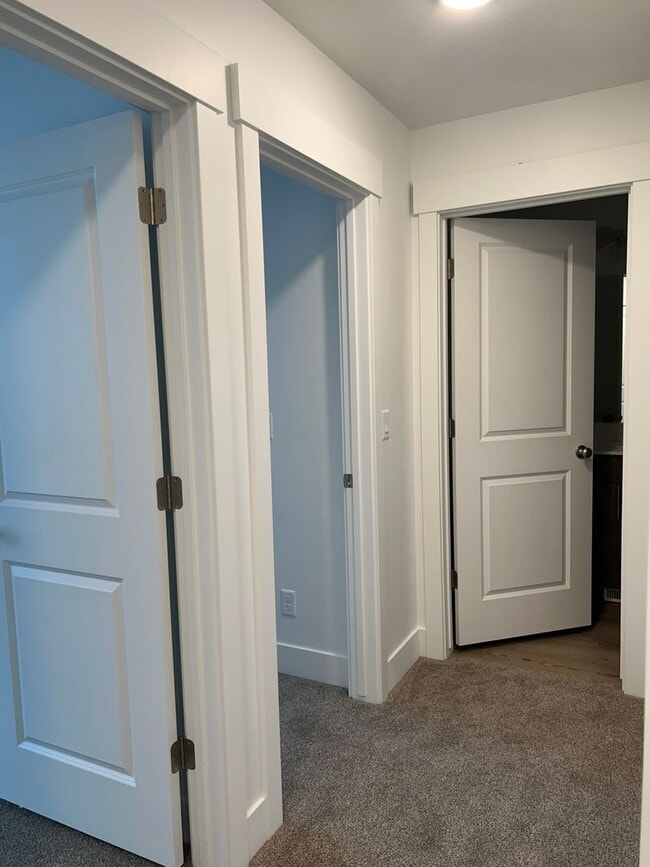 Building Photo - END UNIT - 3 BED 2.5 BATH LUXURY TOWNHOME ...