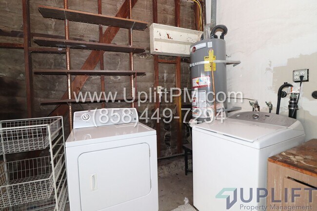 Building Photo - Spacious 3-Bed 2-Bath Home with Pool