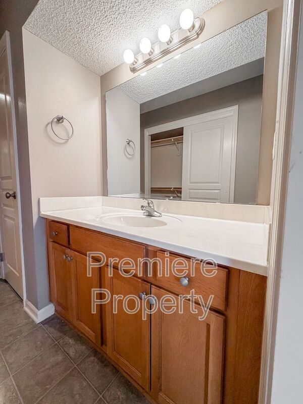 Building Photo - 264 N Hedge Ln