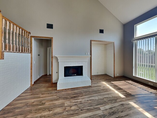 Building Photo - 2815 St Maria Dr