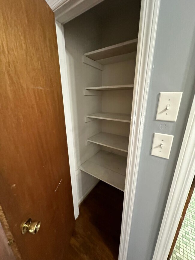 Building Photo - 3 bedroom house in Fulton Hill! Laundry, Central HVAC All electric, big fenced yard, hardwoods