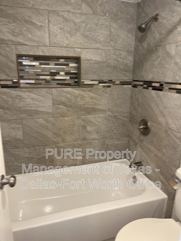 Building Photo - 18333 Roehampton Dr