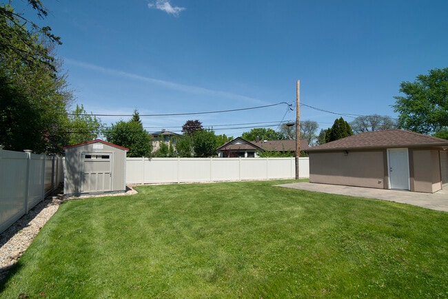 Building Photo - 367 W Fremont Ave