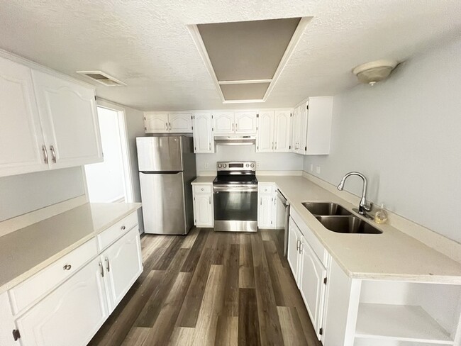 Building Photo - 994 Blue Bonnet Dr