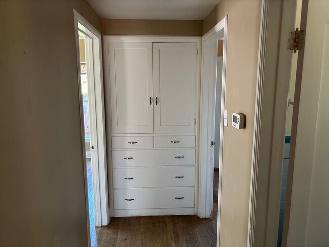 Building Photo - 2 bedroom, 1 bath cottage in the heart of ...