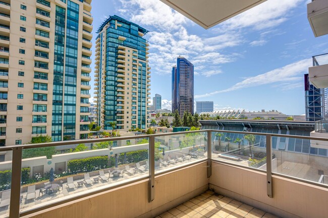 Building Photo - Water Views in the Pinnacle Marina
