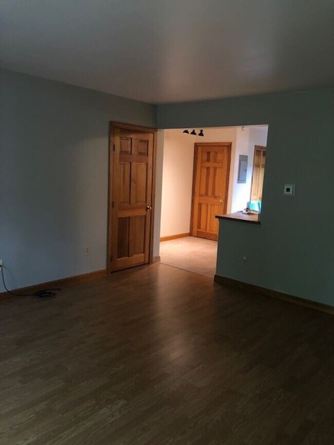 Building Photo - Spacious 2BR/1BA Condo Available Now!! - Great Residential Location!