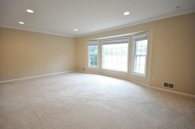 Building Photo - 4060 Summit Dr