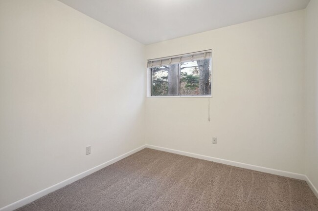 Building Photo - Spacious Walk Up in Parkside N. Bethesda I...