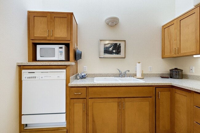 Building Photo - Mountain Meadows 2 Bedroom, 2 Bath Condomi...