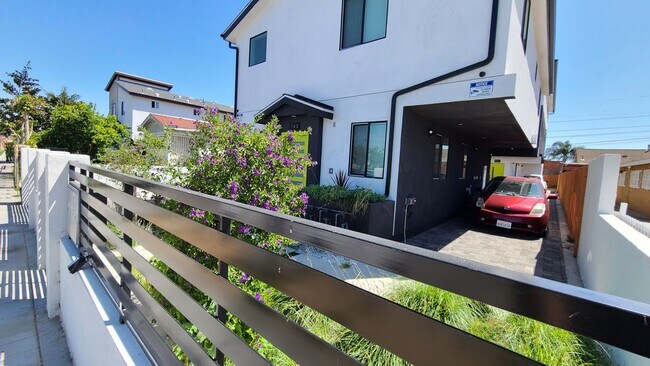 Building Photo - 84(142-144 1/2)