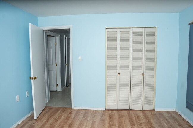 Building Photo - 1643 Colonial Manor Dr