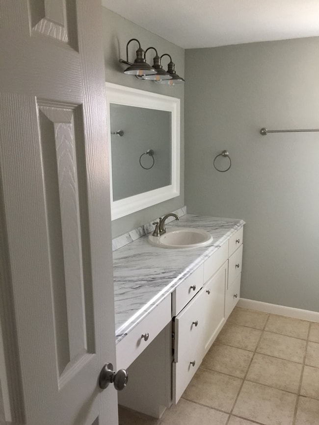 Building Photo - FOR LEASE!!