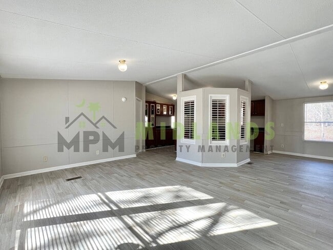 Building Photo - 323 Tabor Dr