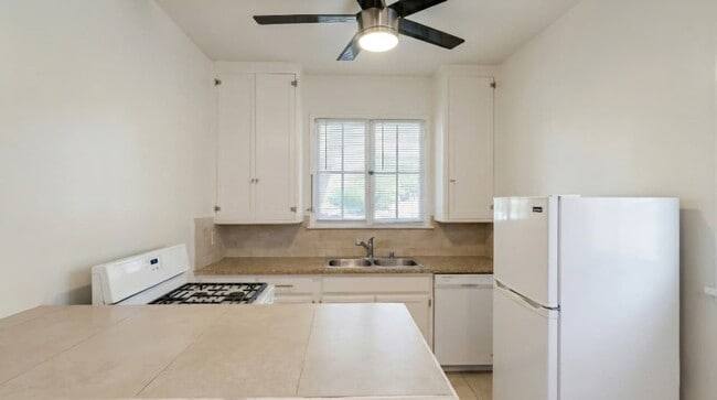 Building Photo - 9037 1/2 Rangely Avenue