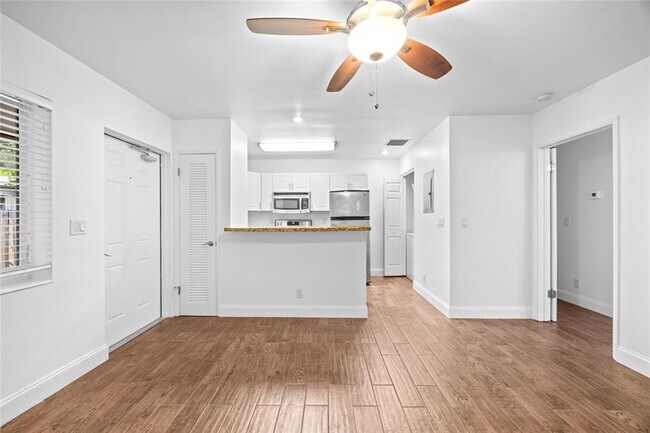 Building Photo - 404 SE 16th St