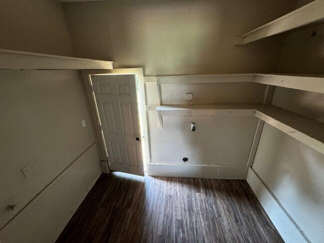 Building Photo - 3 bed, 1 bath home for rent in Moore near Santa Fe and NW 27th Street, New paint, and flooring!