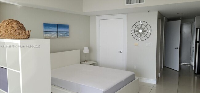 Building Photo - 1750 N Bayshore Dr