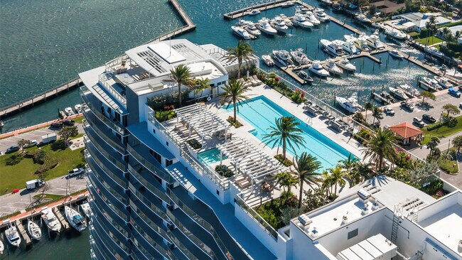 Building Photo - 220 Lake Shore Dr