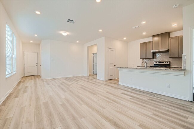Building Photo - 4 Bedrooms located off Hwy 90W and Grosenbacher Rd, 10 miles from Lackland AFB