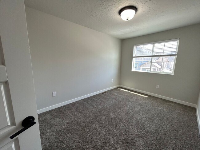 Building Photo - 4 Bedroom 3 Bathroom Townhome in Lehi!