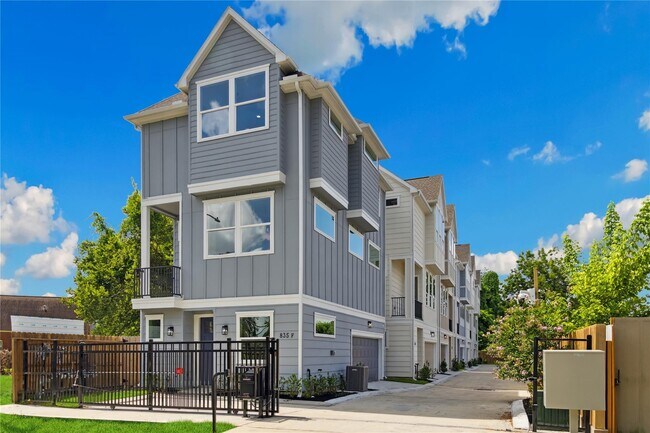 Primary Photo - 835 Rachel St