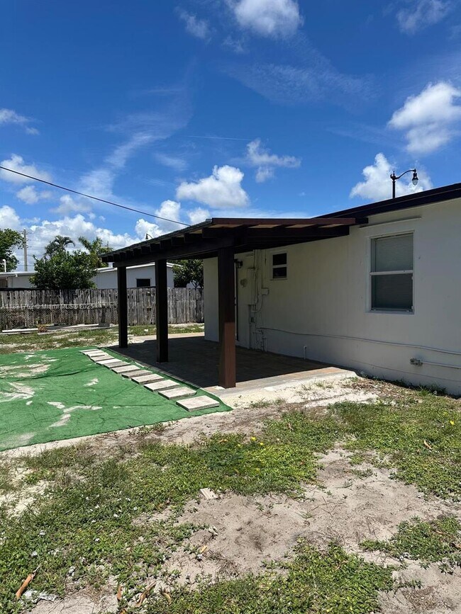 Building Photo - 1754 NE 48th Ct