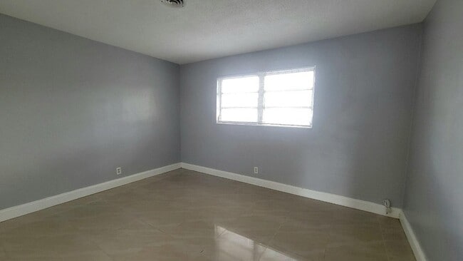 Building Photo - 1821 NE 56th St