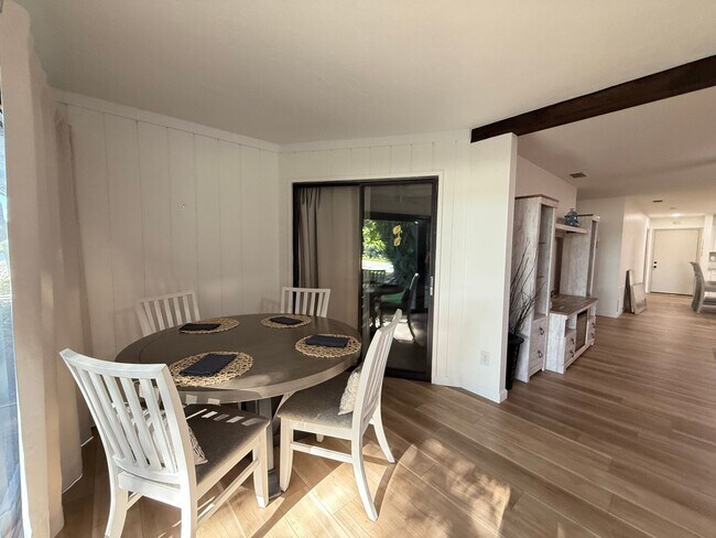 Building Photo - IMG Golf Course 2/2 Condo at Valencia Gard...