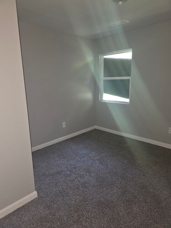 Building Photo - LIMITED TIME**NO APPLICATION FEE**1/2 OFF ...