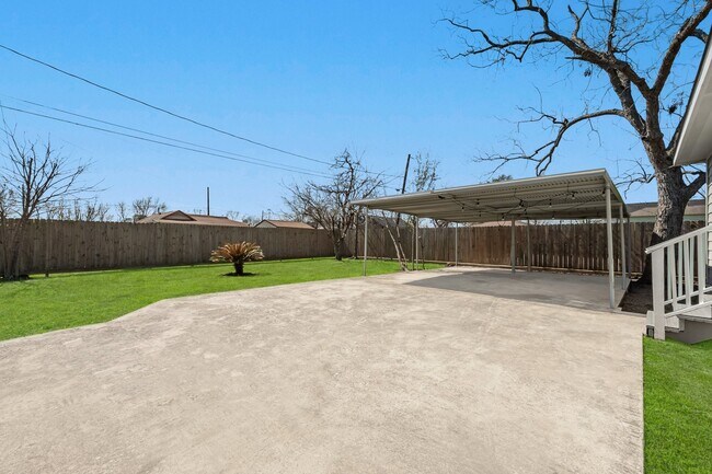 Building Photo - 632 E 38th St