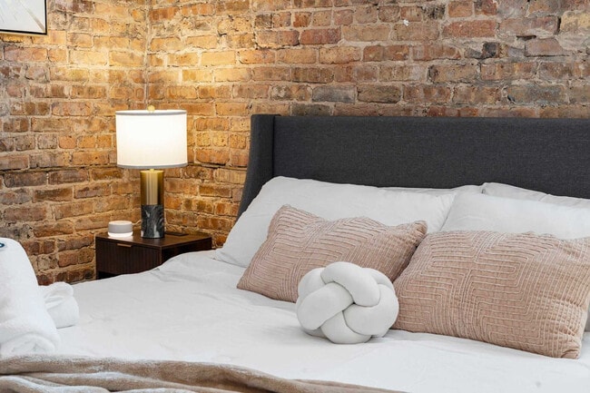 Building Photo - 1941 W Augusta Blvd