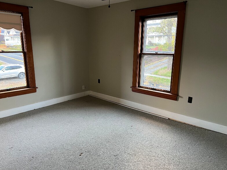 Building Photo - 2260 Lake Shore Rd